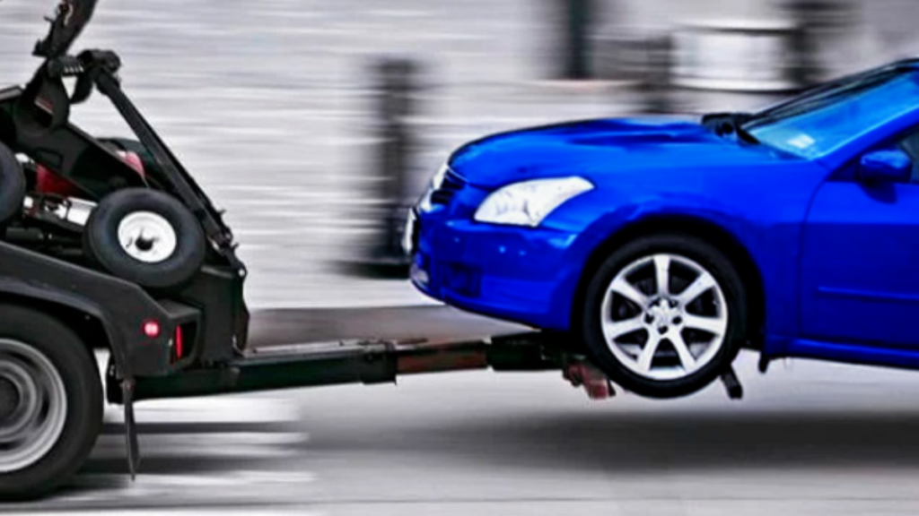 carro azul sendo levado por um caminhão de reboque, ilustração de busca e apreensão de veículos
